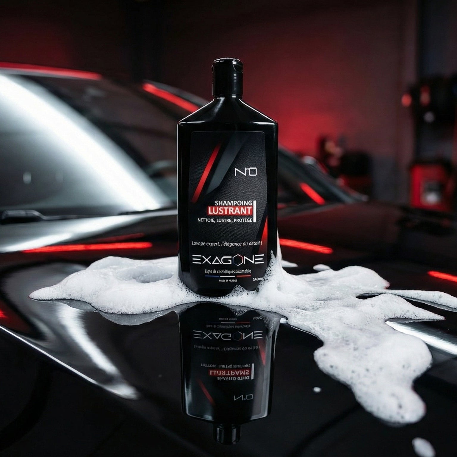Shampoing lustrant EXAGONE N°0 en action sur carrosserie noire avec mousse active et effet brillant