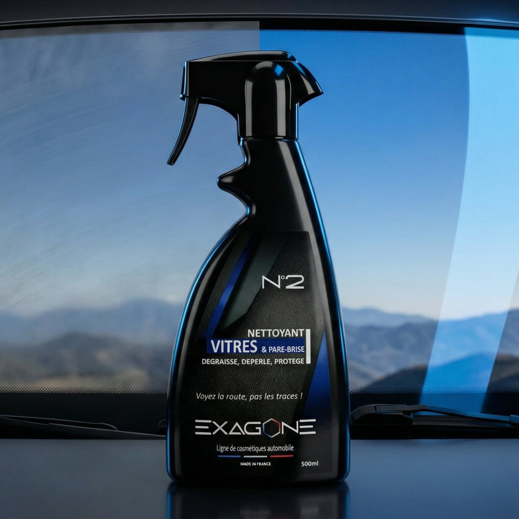 Nettoyant vitres EXAGONE N°2 résultat avant après sur pare-brise automobile avec surface sans traces et visibilité améliorée