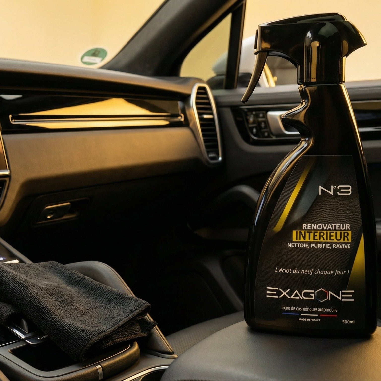 Rénovateur intérieur EXAGONE N°3 avec microfibre dans habitacle automobile pour nettoyer et raviver plastiques et surfaces intérieures