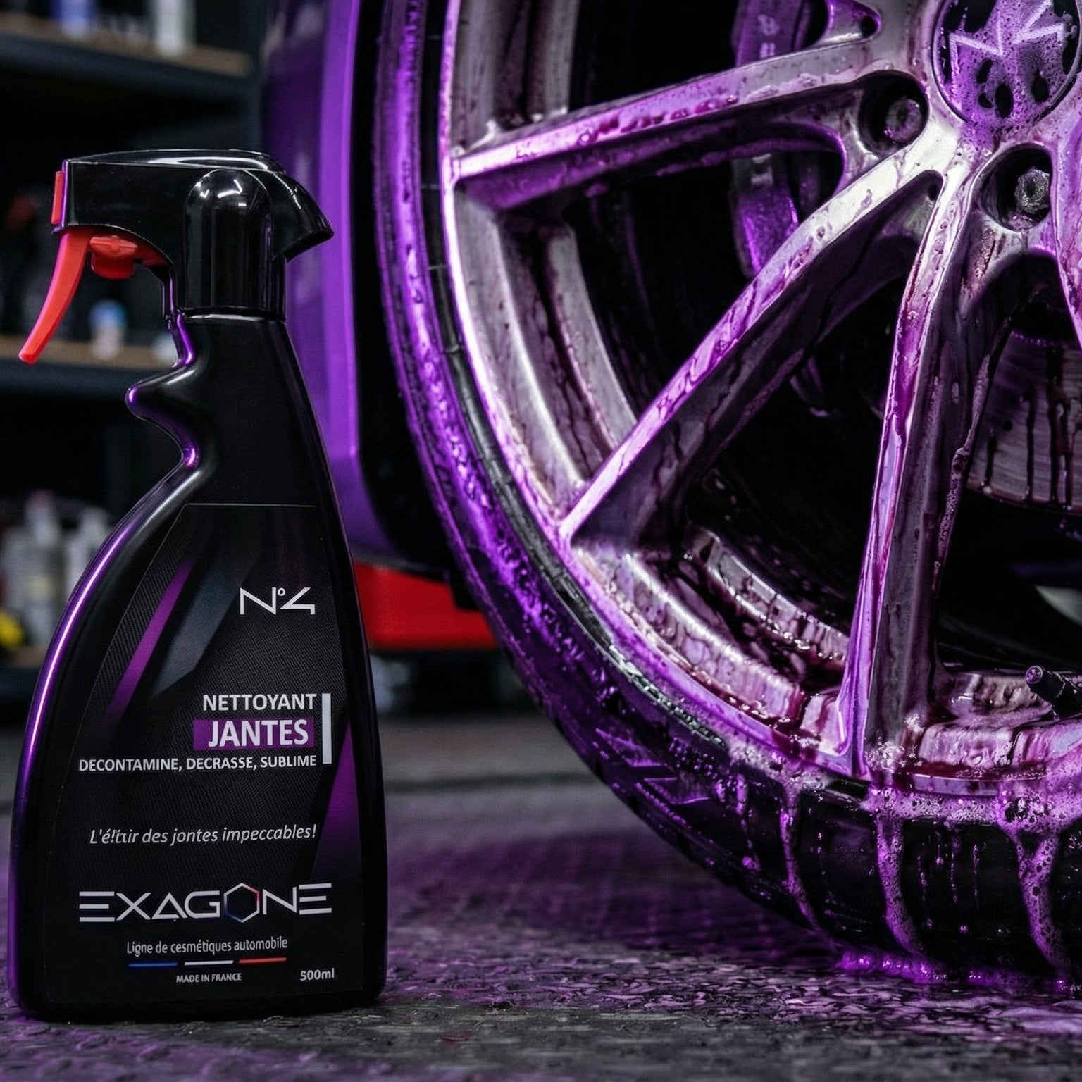 Nettoyant jantes EXAGONE N°4 en action sur jante automobile avec mousse décontaminante violette