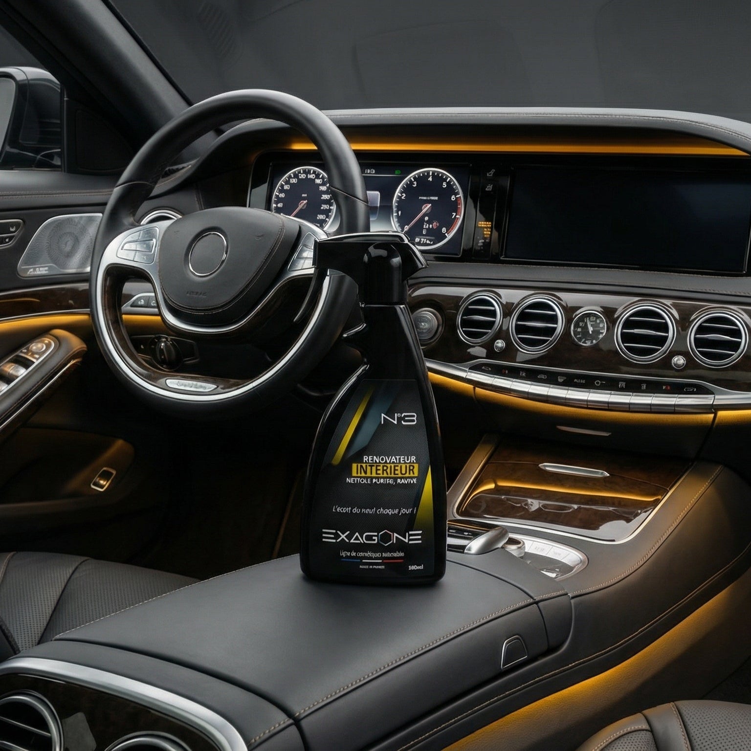 Rénovateur intérieur EXAGONE N°3 présenté dans habitacle automobile pour nettoyage et rénovation des plastiques et surfaces intérieures