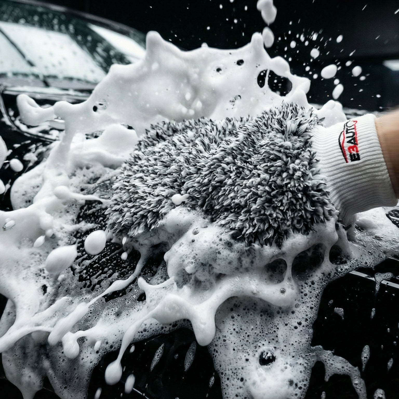 Gant Yeti E3AUTO en action - lavage carrosserie avec génération de mousse abondante