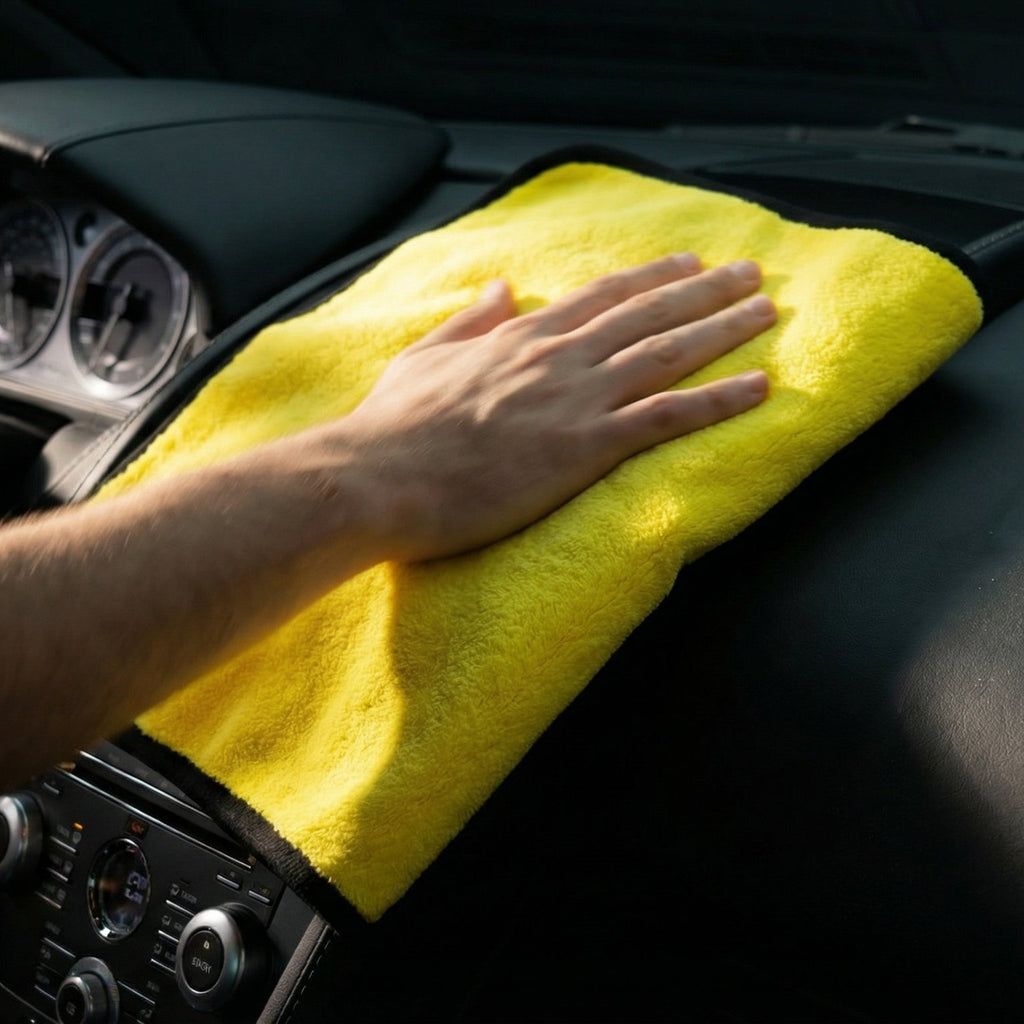 Microfibre Velvet E3AUTO 600 GSM en action - nettoyage tableau de bord intérieur voiture sans traces ni micro-rayures